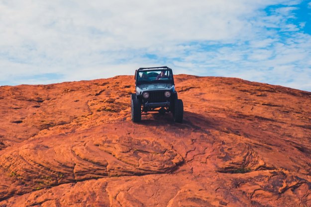 Offroading Jeep auf Felsen