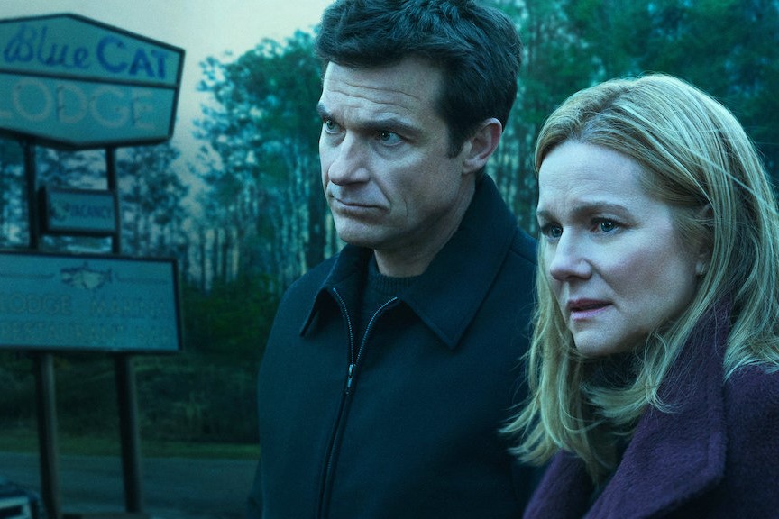 Jaston Bateman y Laura Linney en Ozark. 