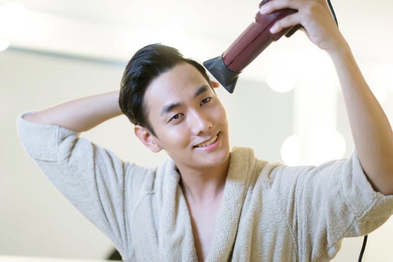 How to Blow Dry Men's Hair: Tips and More - The Manual