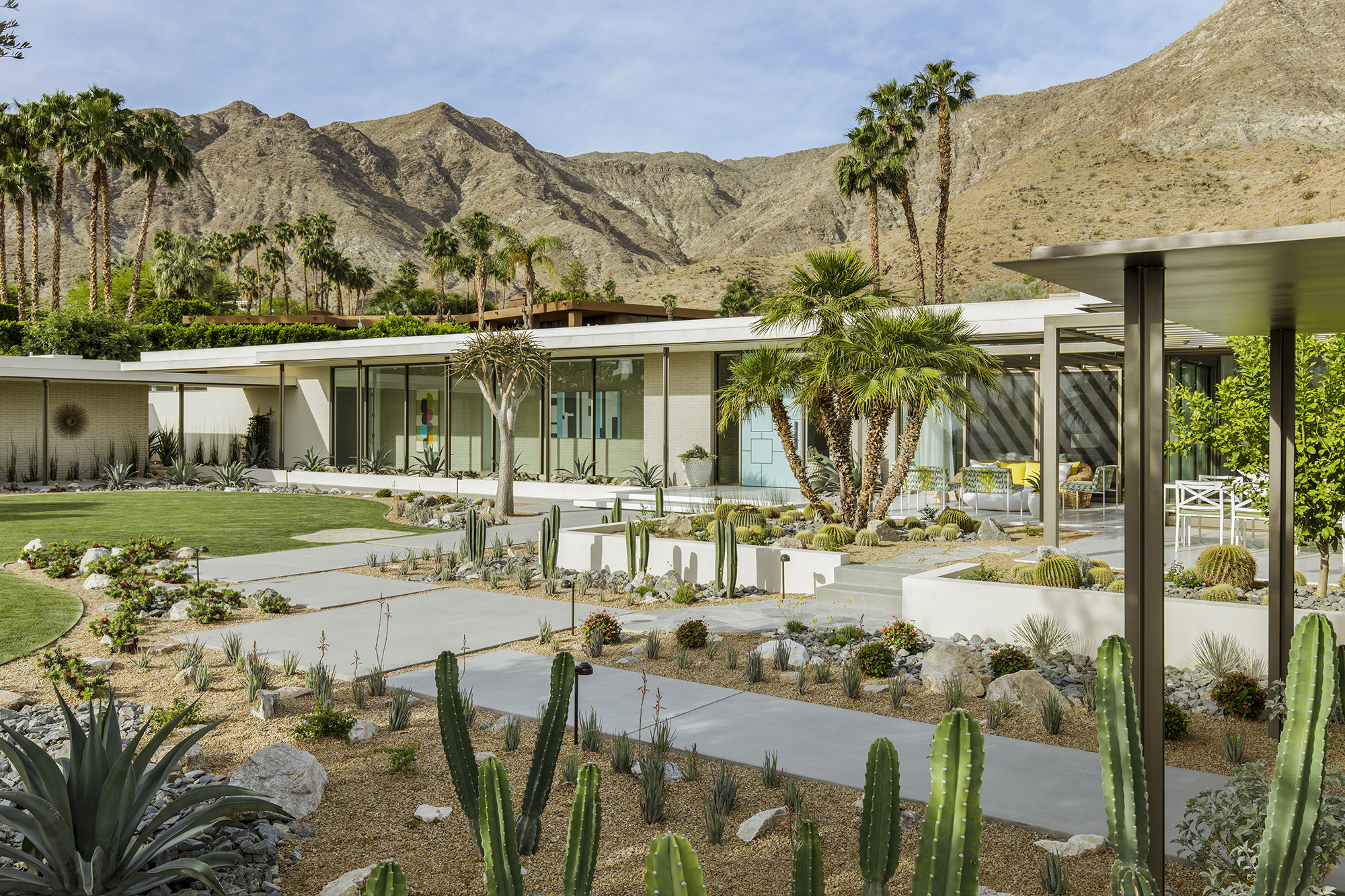 Thunderbird Heights Residence front courtyard