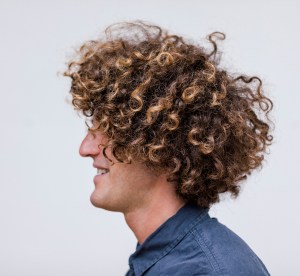 Homme aux boucles