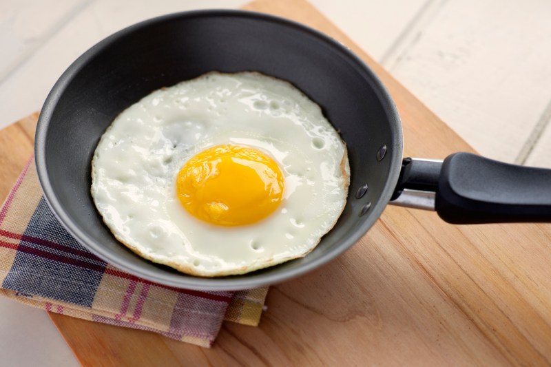 The 8 Best Egg Pans To Cook Your Favorite All-Day Breakfast - The Manual