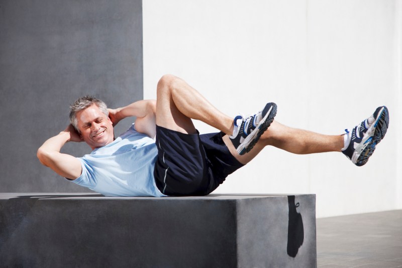 how to do crunches man doing sit ups in urban setting