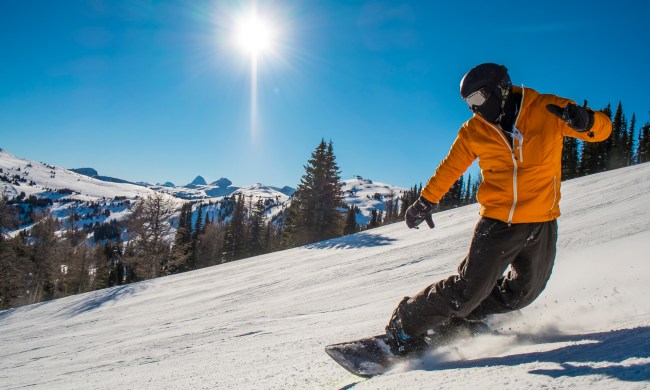 how to set your snowboard stance snowboarder cranks turn on mountain slope