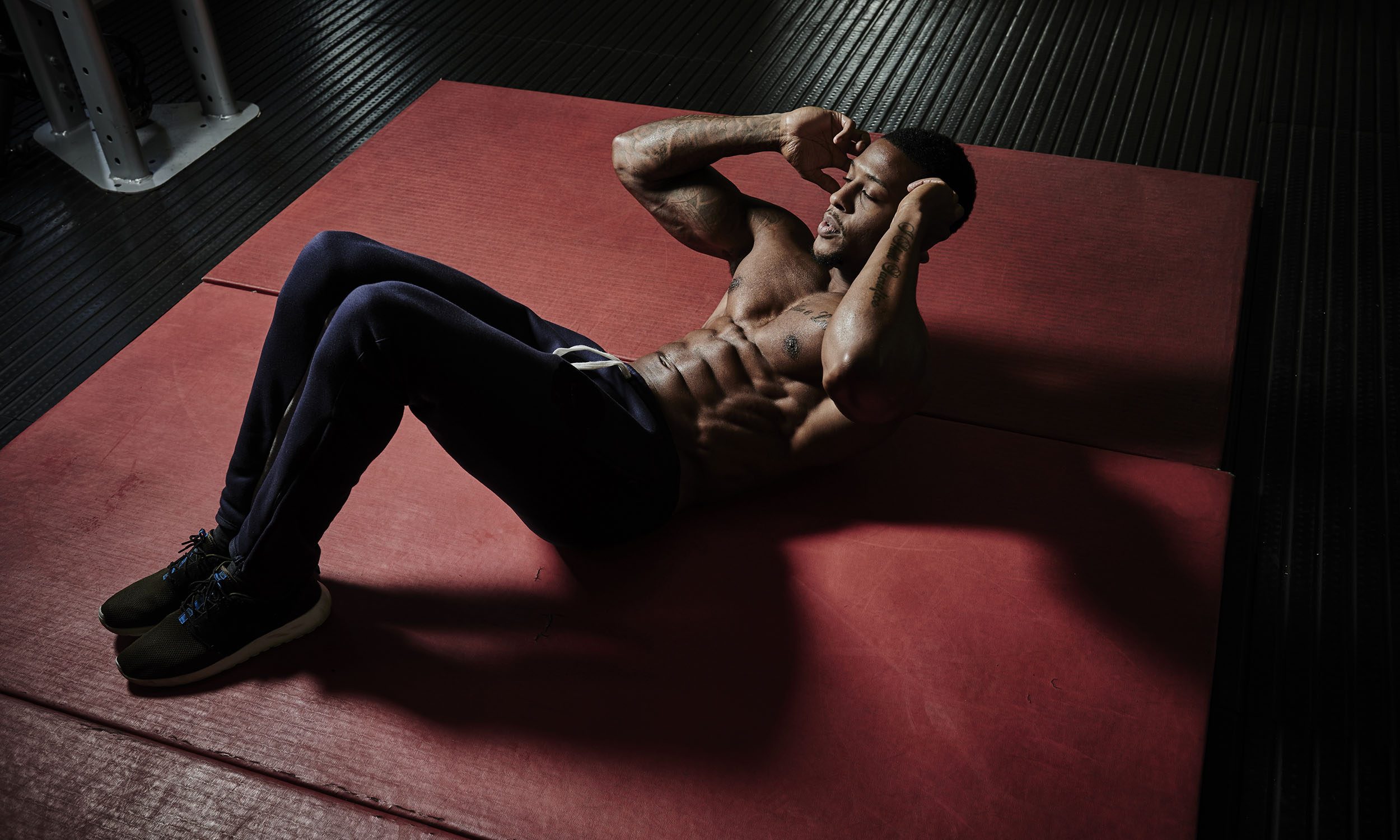 Bodybuilder training doing crunches