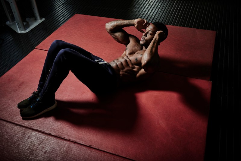 Bodybuilder training doing crunches