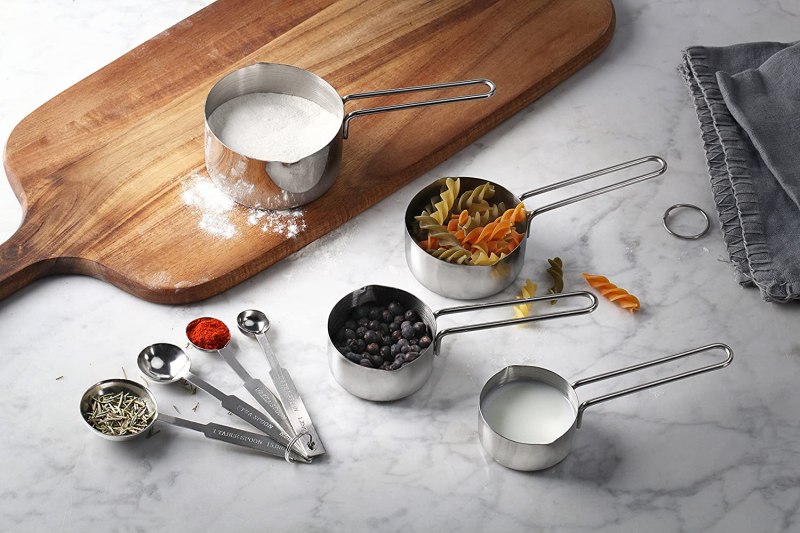 https://www.themanual.com/wp-content/uploads/sites/9/2021/02/new-star-foodservice-stainless-steel-measuring-spoons-and-measuring-cups-combo.jpg?fit=800%2C533&p=1