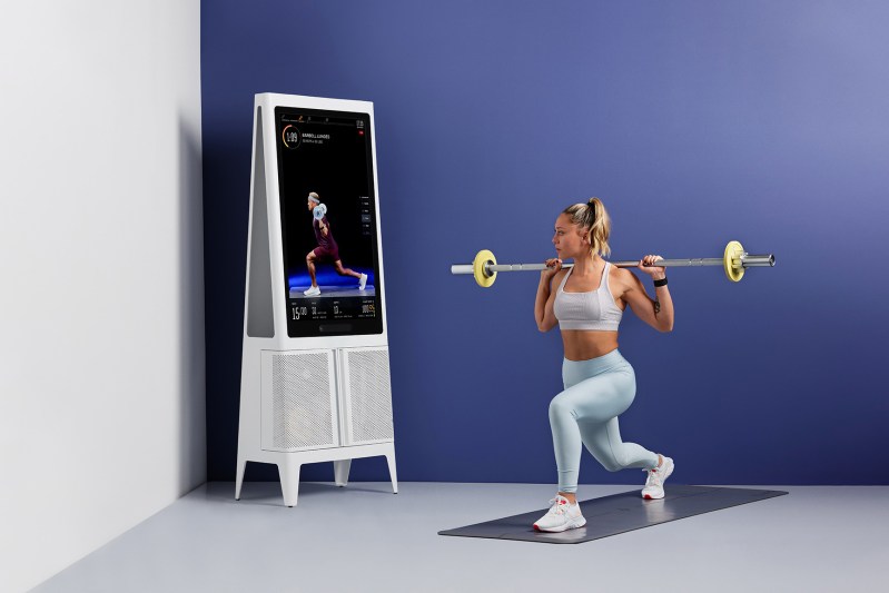 Lady doing a barbell lunge