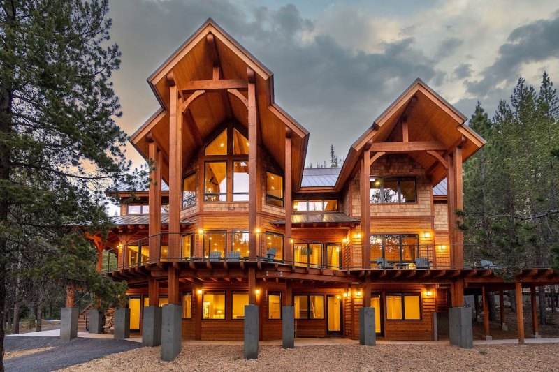 Entrance of The Lodge at Tumalo Lake in Bend, Oregon.