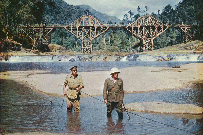 Le colonel Nicholson (à gauche) et le colonel Saito (à droite) dans Le pont sur la rivière Kwaï.