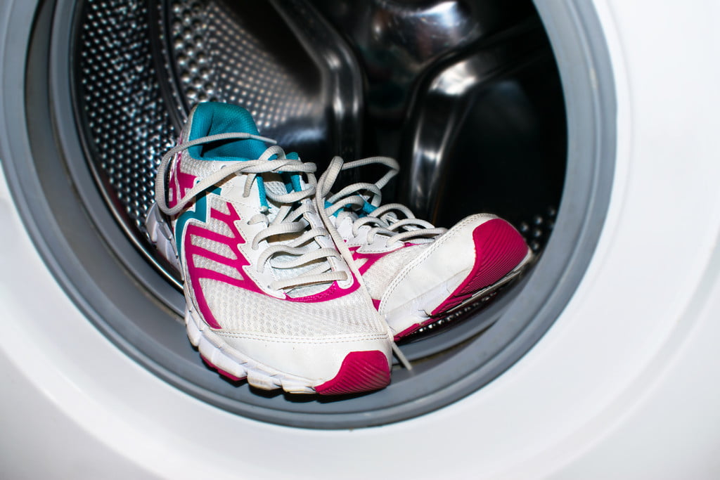Sociale Studier øverste hak Sandsynligvis How to wash shoes in a washing machine - The Manual