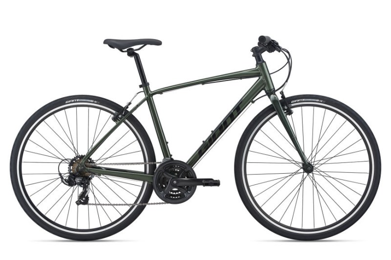 Giant Escape 3 in dark grey on a white studio background.