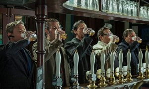 The World's End (2013) movie poster of main cast drinking beer at a bar