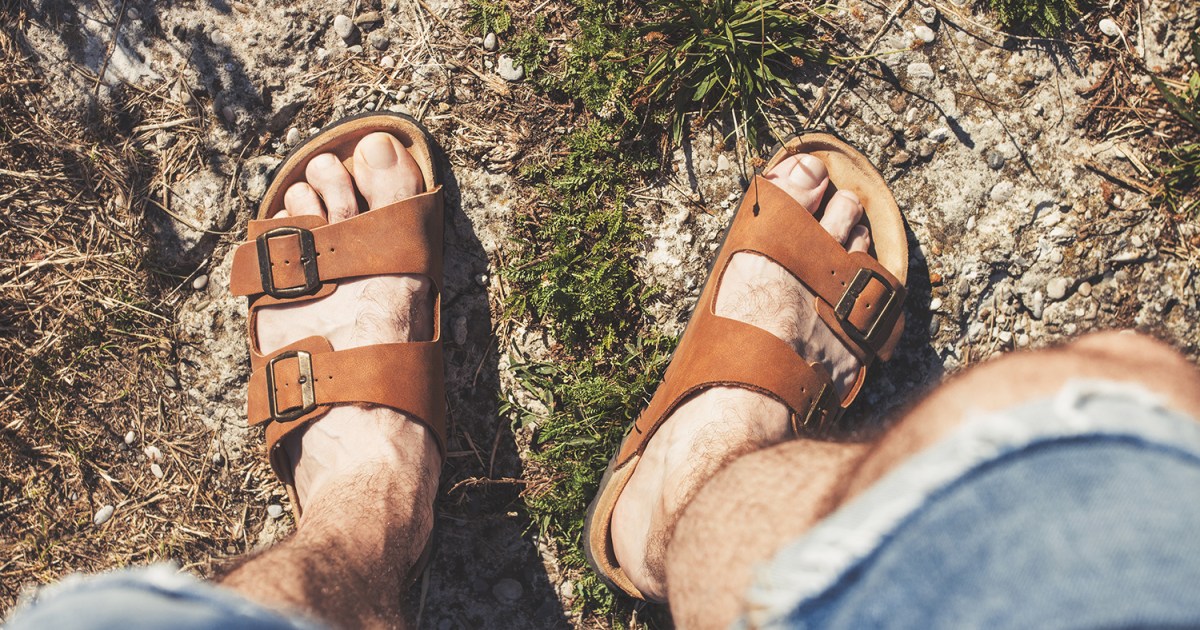 Indringing fusie hoffelijkheid Free Your Feet With the 8 Best Sandals to Wear for Any Occasion - The Manual