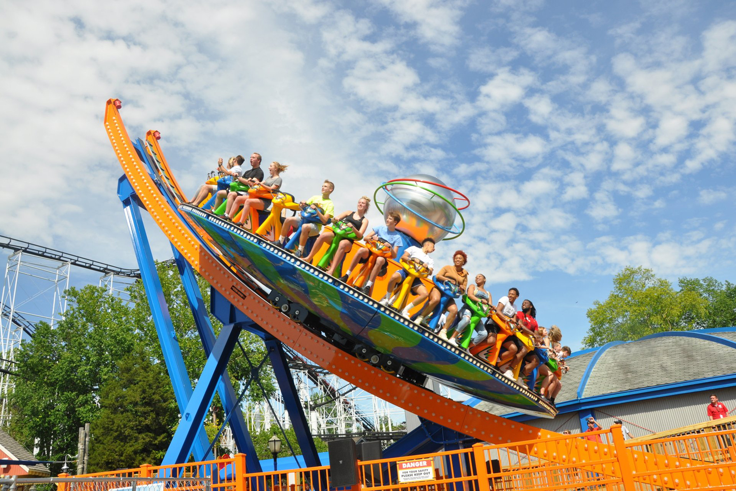 Guests riding the Spinsanity at Six Flags St. Louis.