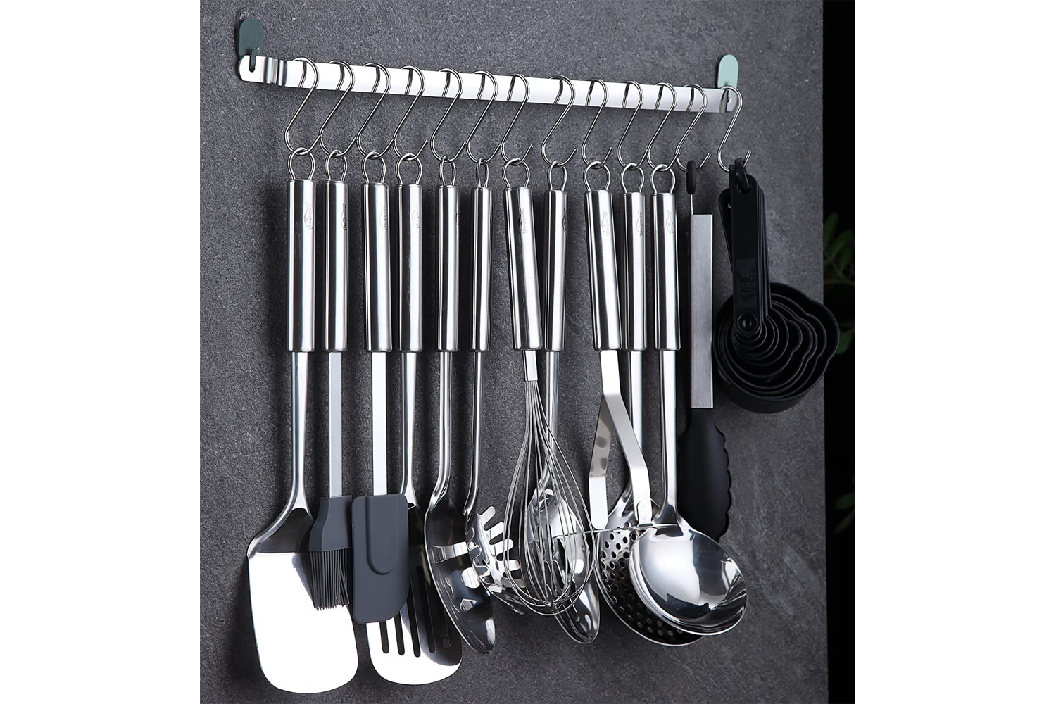 https://www.themanual.com/wp-content/uploads/sites/9/2021/09/berglander-38-piece-kitchen-utensils-set.jpg?fit=800%2C800&p=1