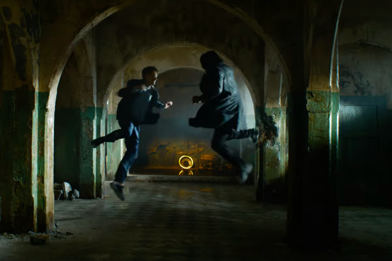 Neo fights an agent in 'The Matrix Resurrections.'