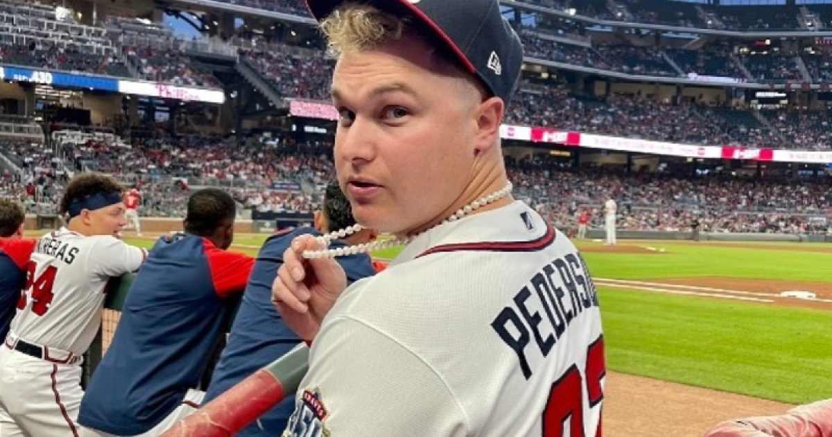 braves player that wears pearls