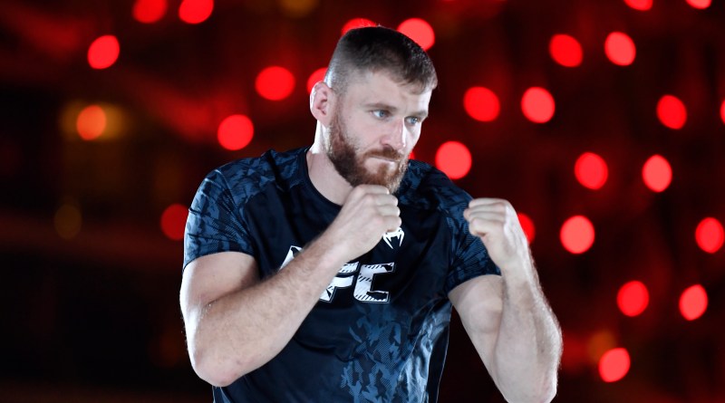 Jan Blachowicz in a boxing stance. 