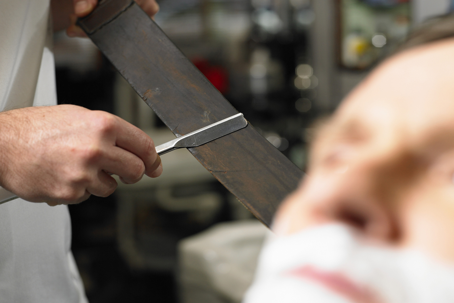 Operation of razor blade sharpeners 