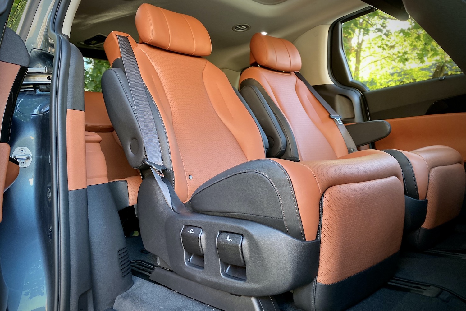 Second-row lounge seats in the Kia Carnival.