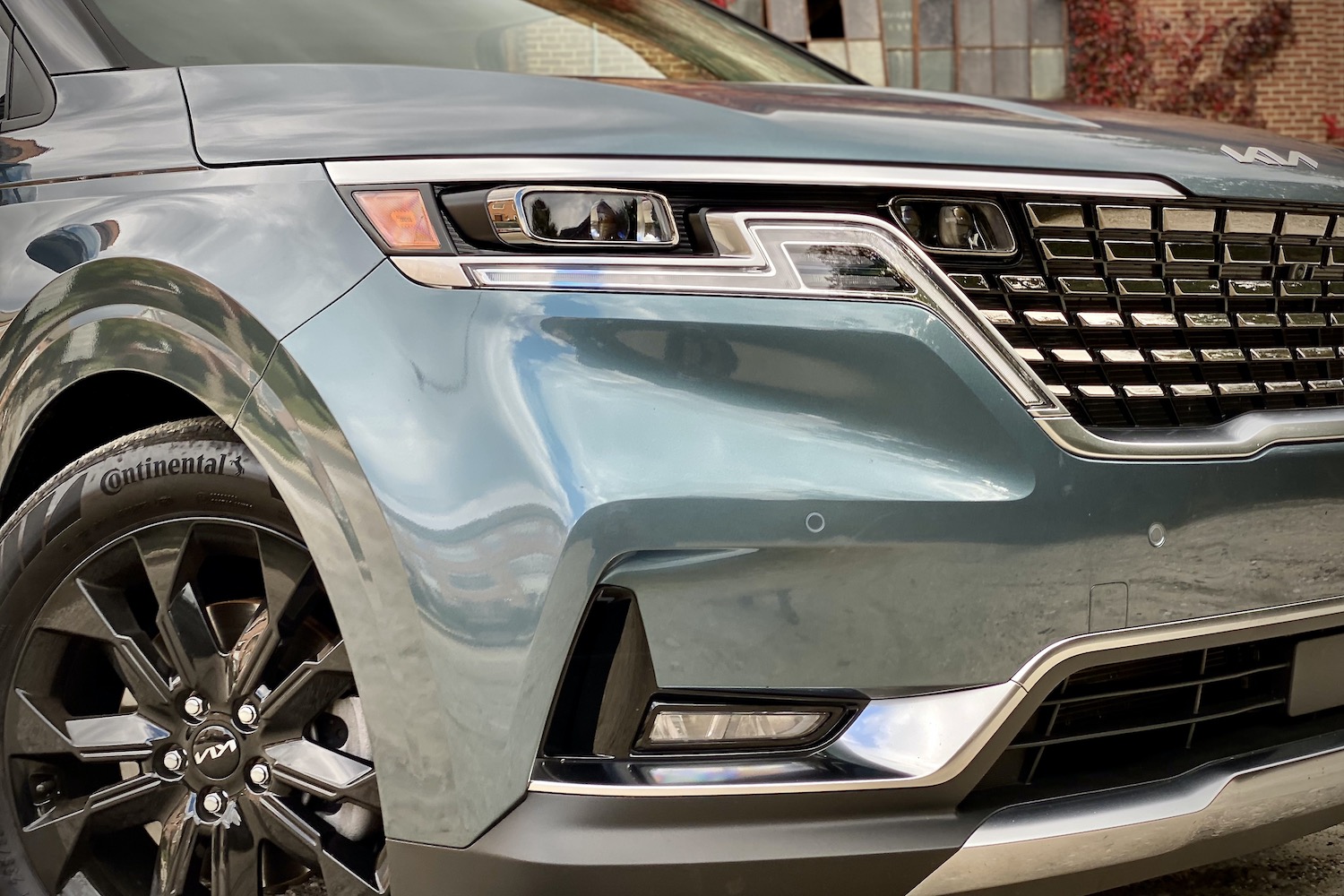 Kia Carnival front headlight close up on passenger side.