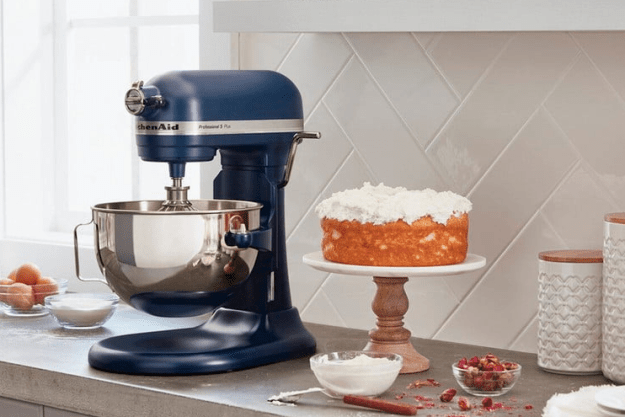 https://www.themanual.com/wp-content/uploads/sites/9/2021/11/kitchenaid-stand-mixer-featured-image-deal.png?resize=625%2C417&p=1