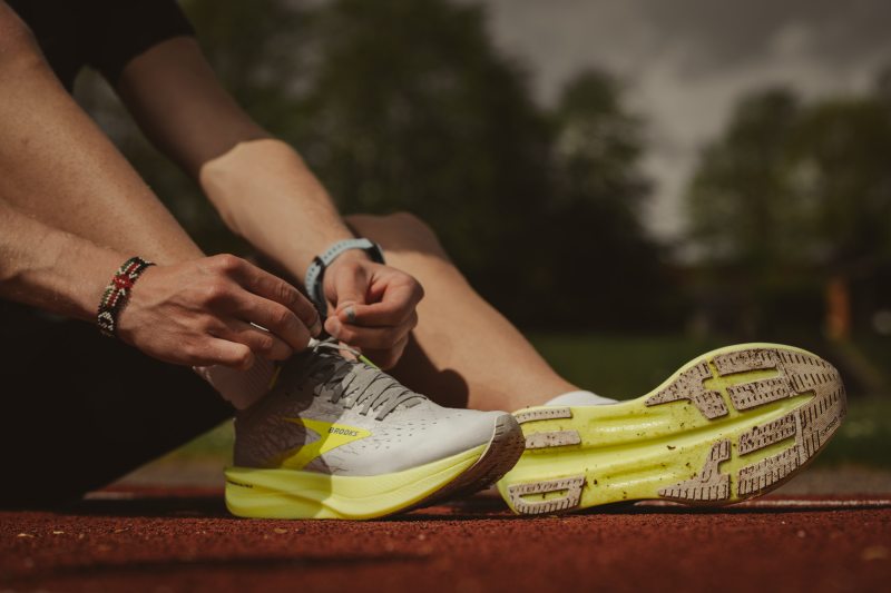 Ponerse zapatillas para correr.