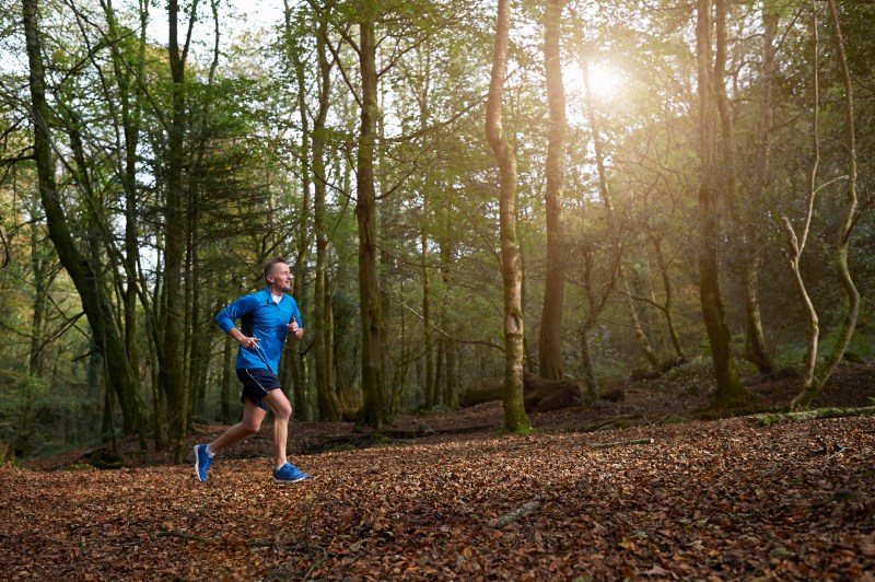 Hombre corriendo en el bosque.