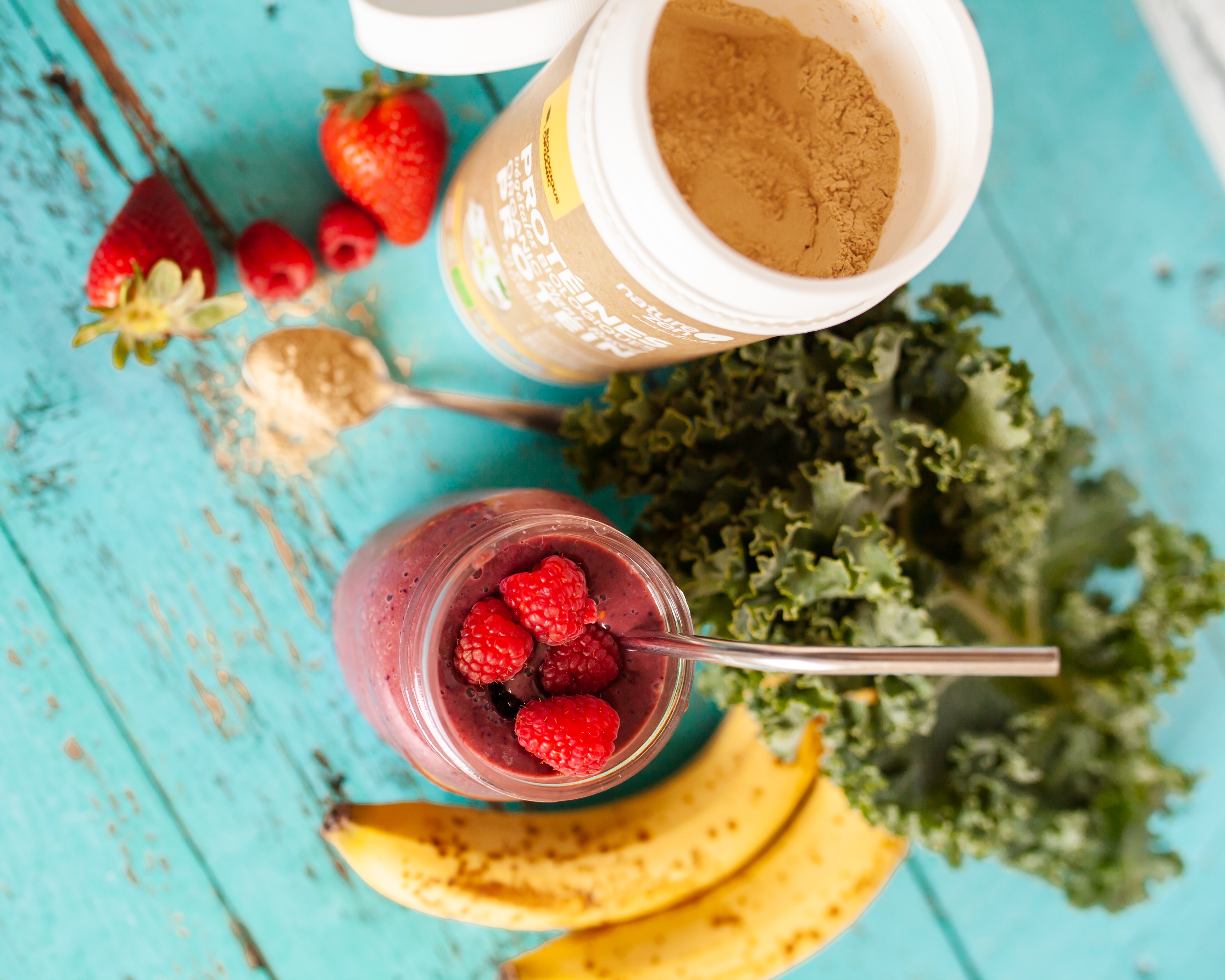 Hemp protein powder smoothie and its ingredients.