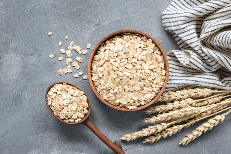 A bowl and scoop of oats.