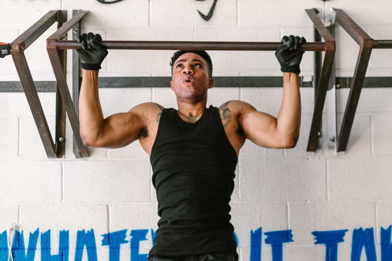 Strong man doing pull-ups.