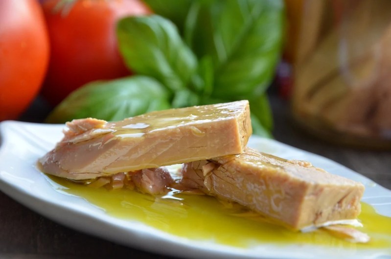 Tuna fish in oil.