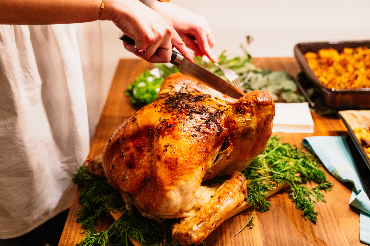 Pavo tallado en una tabla de cortar.