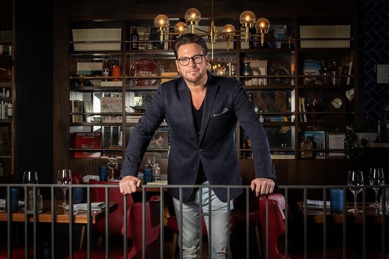 Chef Scott Conant standing.