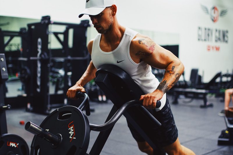 Man doing rows in the gym