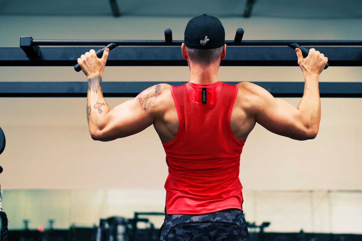 man doing bar hang.