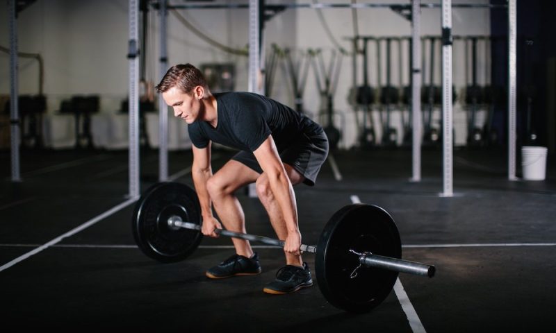 Man doiung deadlifts for strong glutes