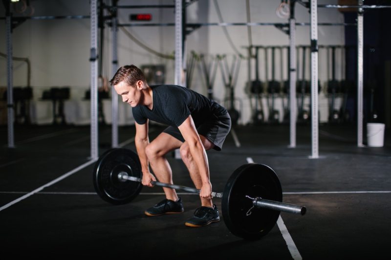 man doiung deadlifts for strong glutes.