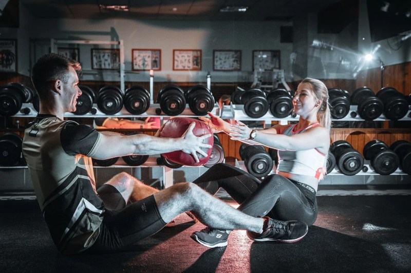 couple doing medicine ball workout together.