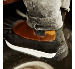 jambe d'un homme portant une chaussure tout temps huckberry.