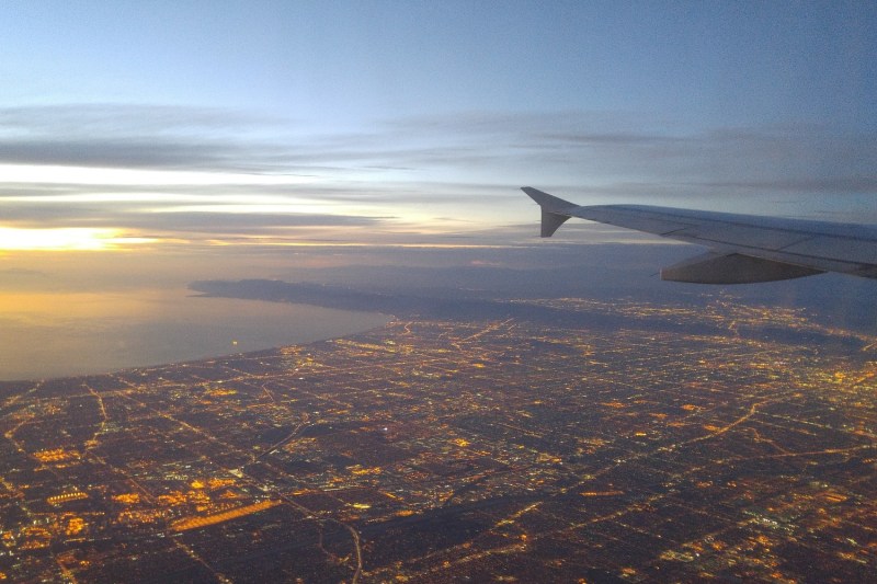 Vue à l'extérieur de l'avion pendant le coucher du soleil.