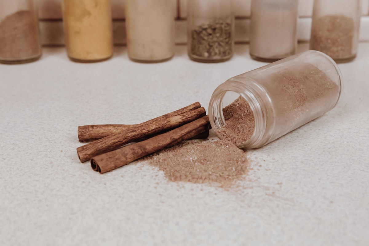 Ground cinnamon and cinnamon sticks.