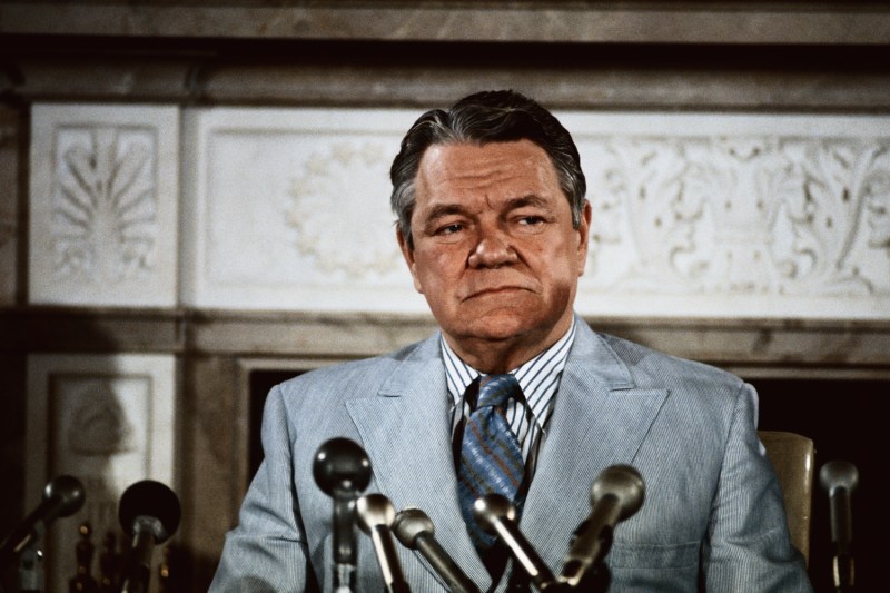 Un retrato de Hale Boggs durante una conferencia de prensa.