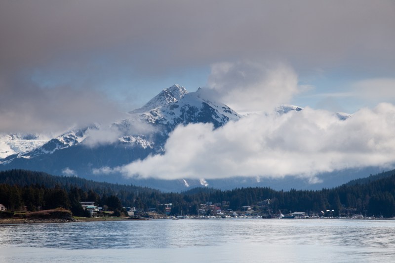 Nubes rodeando una montaña en Alaska