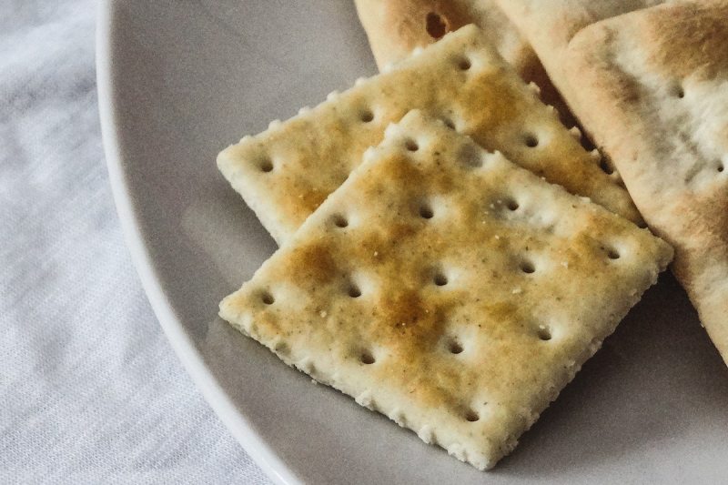 Saltines on a plate for the military diet.