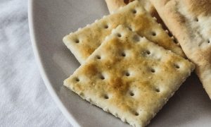 Saltines on a plate for the Military Diet