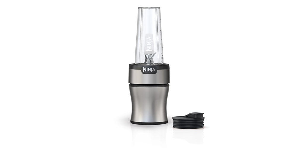 Ninja Nutri-Blender em um fundo branco.