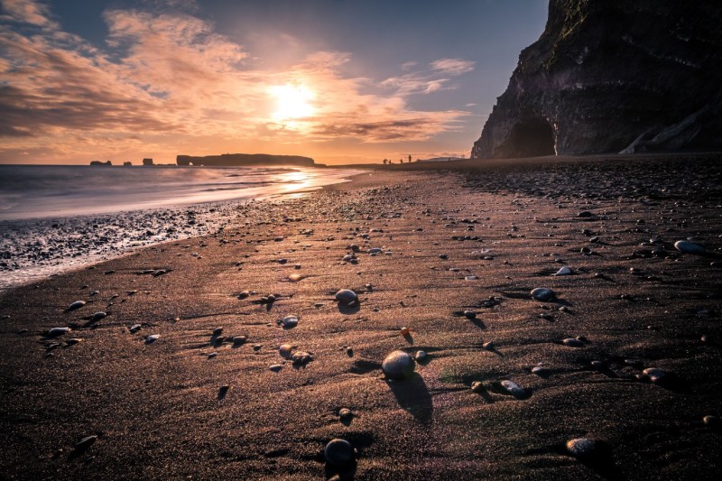 Le soleil se lève sur la plage de sable noir de Reynisfjara en Islande