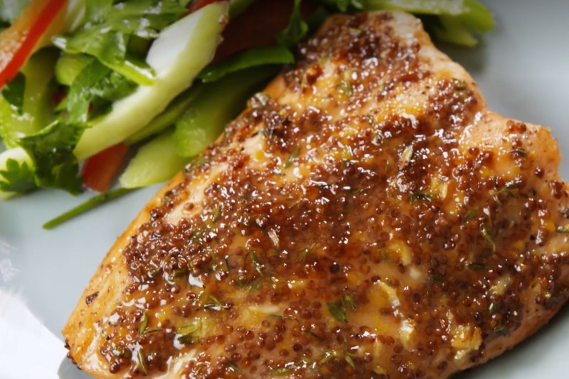 Salmón en freidora con ensalada en un plato
